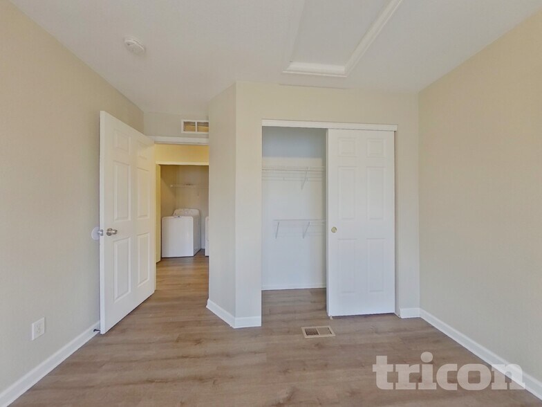 Building Photo - 1933 Prairie Hill Dr