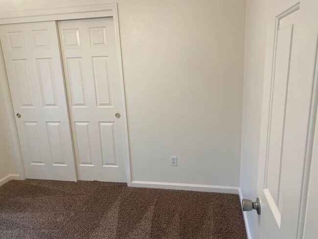 Building Photo - 4 bedroom 2 bathroom house in SE Visalia!
