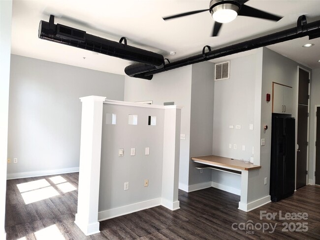 Building Photo - 514 W 10th St