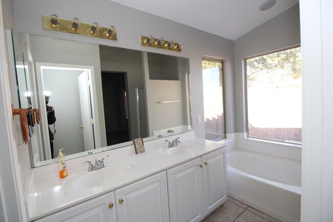 Building Photo - 14900 W Honeysuckle Ln