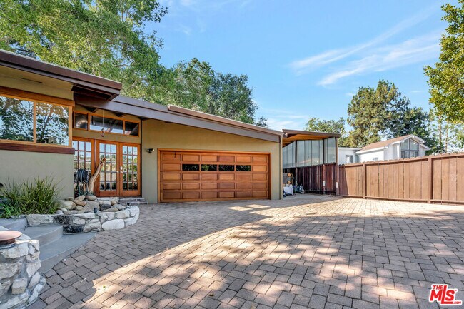 Building Photo - 15511 Woodcrest Dr