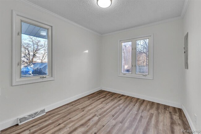 Building Photo - 8165 Leonard Dr