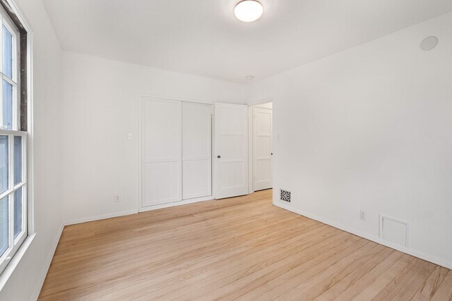 Building Photo - Spacious 1-Bedroom 1-Bath apartment in Los Feliz