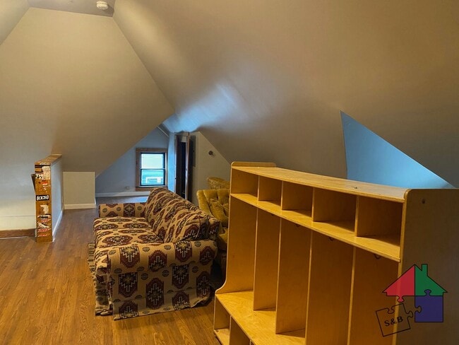 Building Photo - Spacious 8 Bedroom, 3 Bathroom Home for Re...