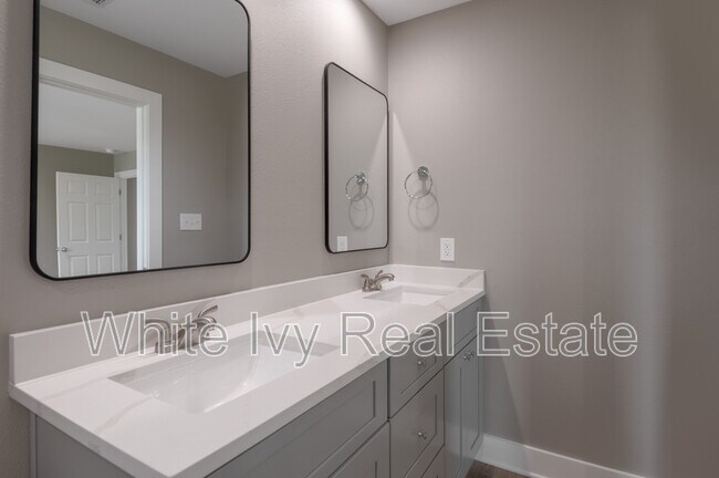 Building Photo - 250 N Shady Oaks Dr