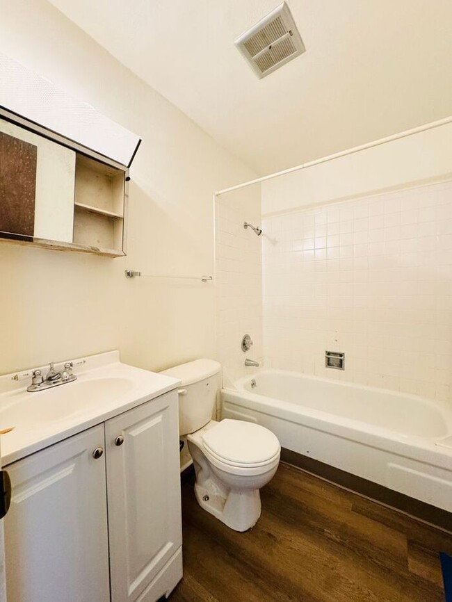 Building Photo - 2 Bed/1 Bath - Pool, Fireplace, Laundry Fa...