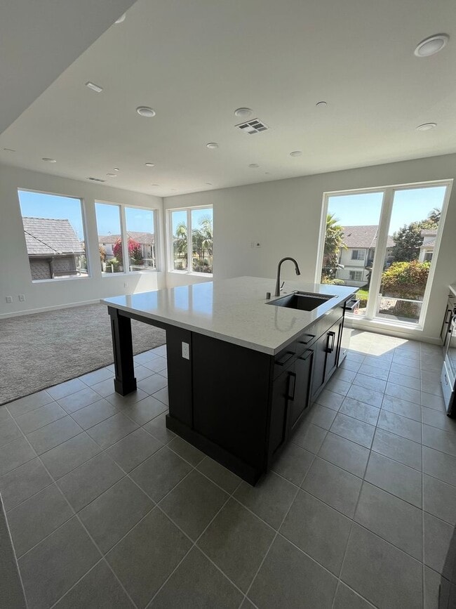 Building Photo - Charming Rooftop 3 Bed / 3 Bath Townhome Just Blocks from the Beach! Available for Pre-LEASE TODAY!