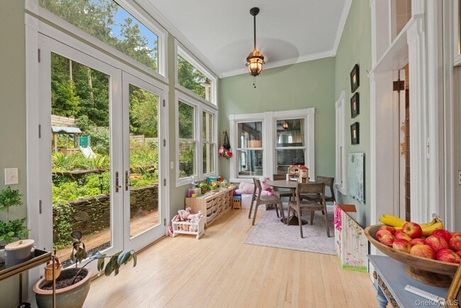 Building Photo - 56 Scudder Ave