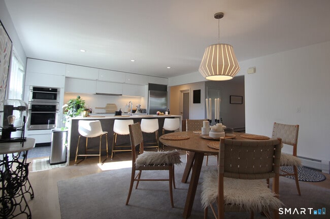 Building Photo - 83 Quinlan Ave