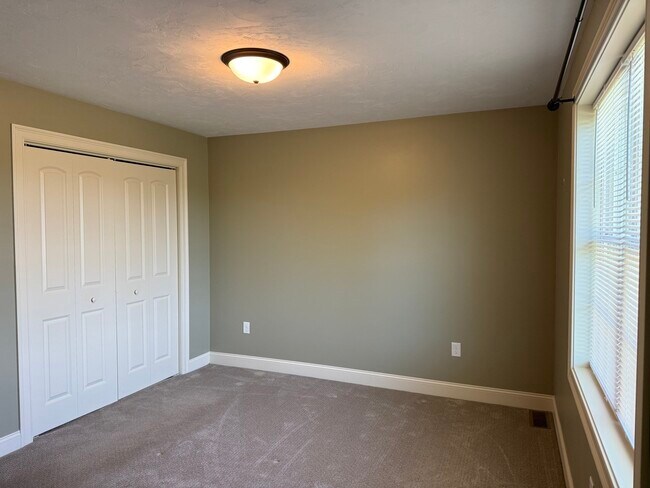 Building Photo - 10 Shamrock Ln