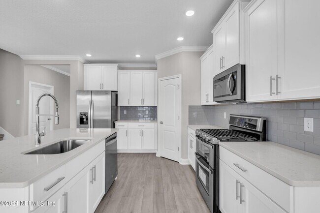 Building Photo - 660 Narvarez Ave