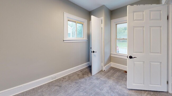 Building Photo - Renovated 3 bedroom home near the Airport