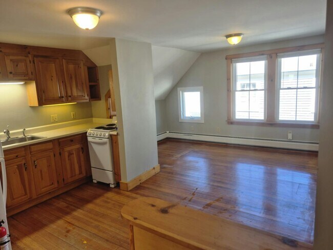 Building Photo - 1691 Maple St