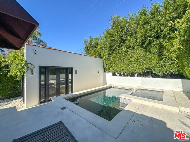 Building Photo - 345 Westbourne Dr