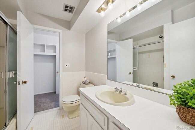 Building Photo - 42536 Woodward Ave