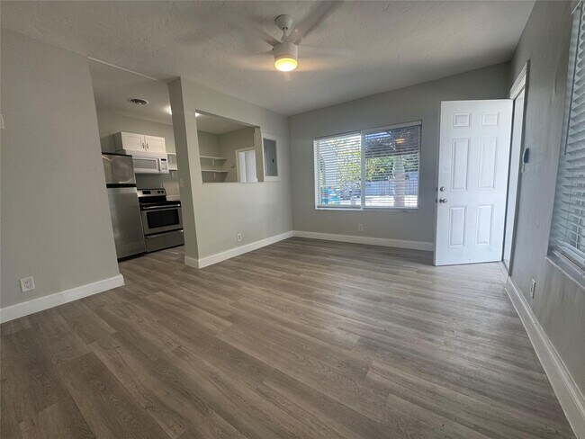 Building Photo - 828 NE 17th Ave