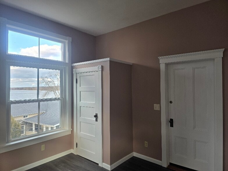 Building Photo - 296 Main St