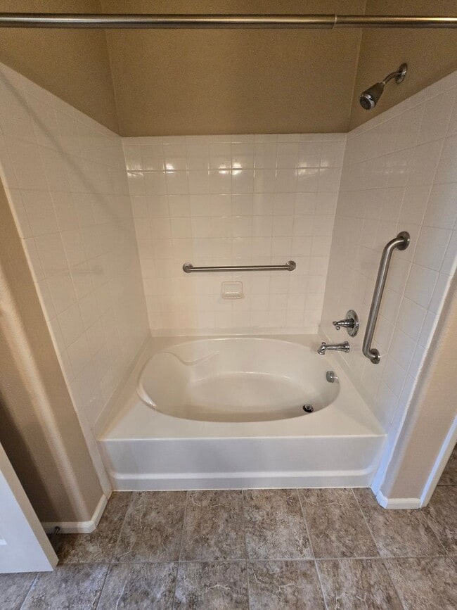 Building Photo - Beautiful 2 Bed, 2 bath condo