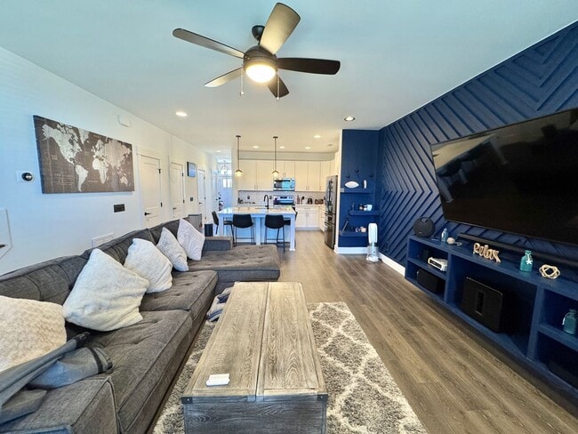 Building Photo - 2 Bed, 2.5 Bath Townhome with 2 Reserved Parking Spots