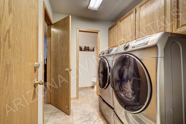 Building Photo - FURNISHED AVAILABLE LONG TERM