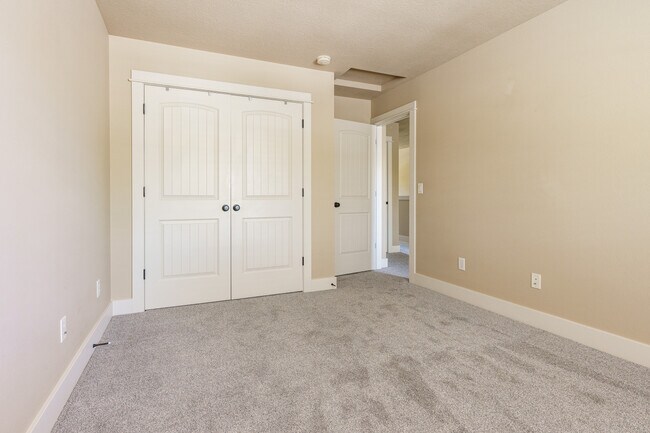 Building Photo - 994 E Winding Creek Dr