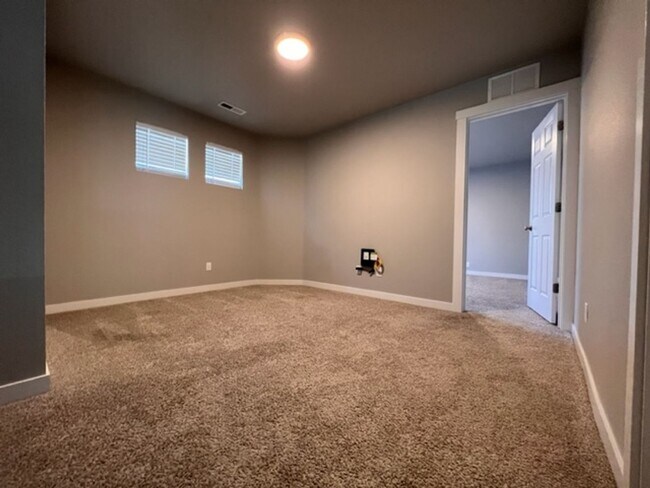 Building Photo - Beautiful Home Tucked In A Great Neighborhood