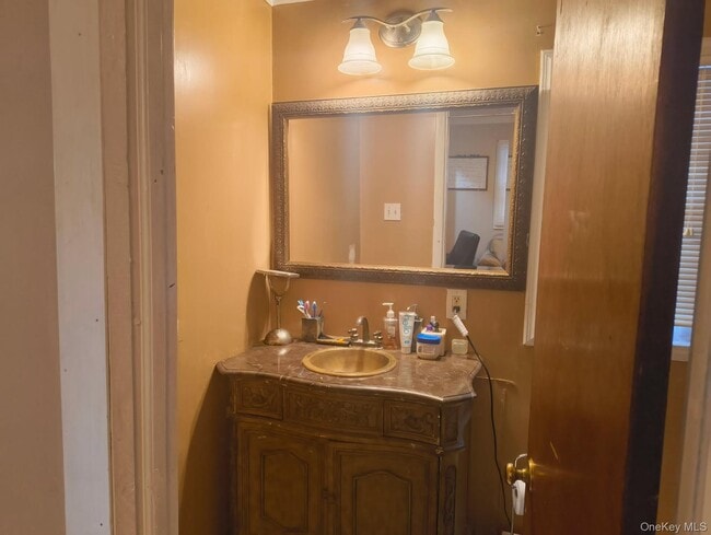 Building Photo - 18 Maple St