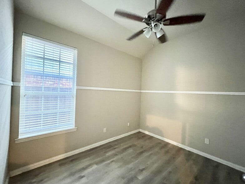 Building Photo - 2421 Mallard Dr