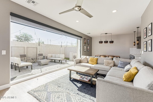 Building Photo - 2315 E Pinchot Ave