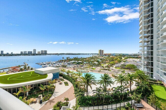 Building Photo - 220 Lake Shore Dr