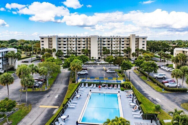 Building Photo - 2400 Deer Creek Country Club Blvd