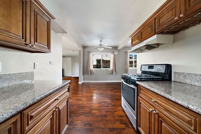 Building Photo - 6638 Lilac Ave