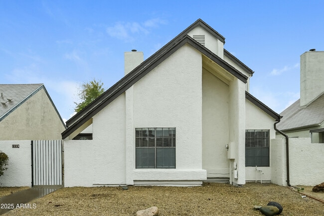 Primary Photo - 2229 W Ross Ave