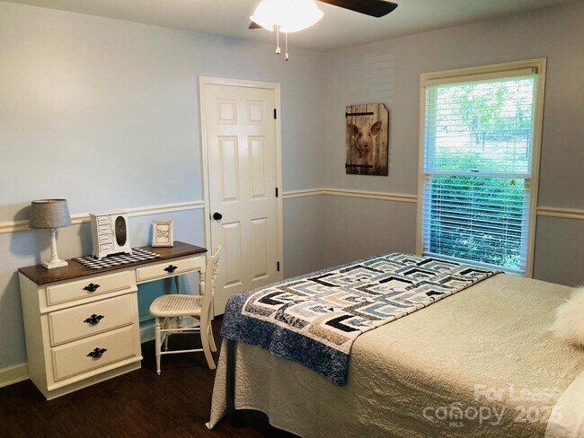 Building Photo - 4969 Moonlite Bay Dr