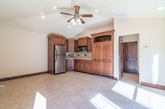 Building Photo - 340 Le Grande Cir