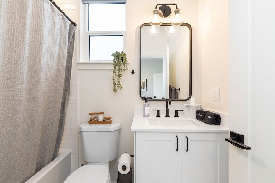 Building Photo - 4404 37th Ave SW