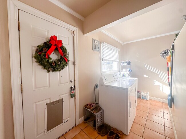 Building Photo - Charming 2-bedroom, 1-bath Home in a Central Location!