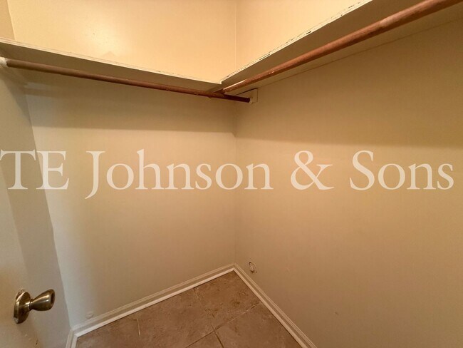 Building Photo - 1506 Oakshire-Water Included