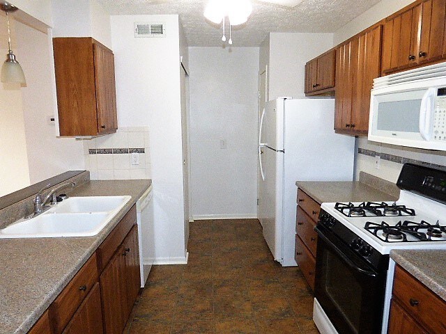 Building Photo - Brice Green 3 BR Condo!