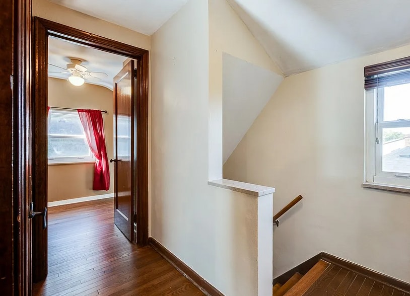 Nice Hallway space - 133 Hamburg St