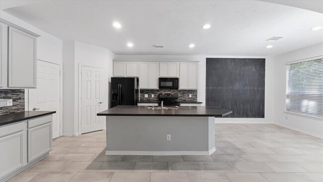 Building Photo - 15 Benedict Canyon Loop