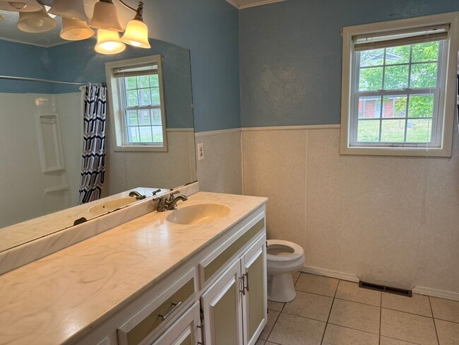 Building Photo - 407 Morris St