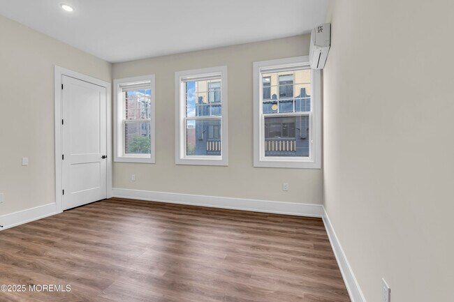 Building Photo - 527 Bangs Ave