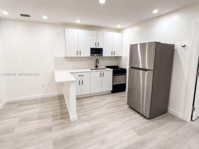 Building Photo - 1373 W 43rd Pl