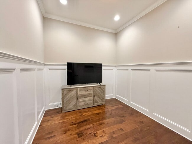 Building Photo - Luxurious 3BD, 4BA Raleigh Townhome with a Bonus Sunroom, Jacuzzi, and Large Upstairs Loft within...