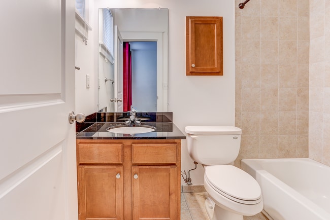 Building Photo - 670 Marina Cottage Dr