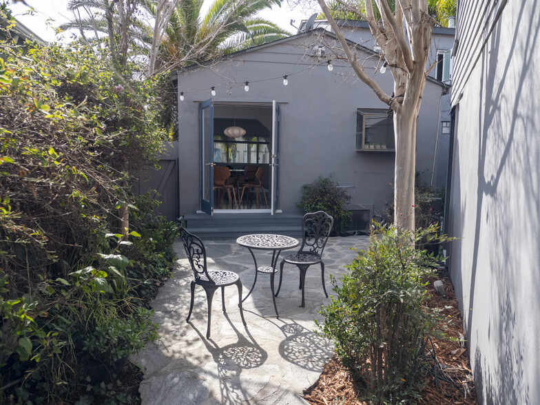 Private Outdoor Courtyard - 2318 Beach Ave