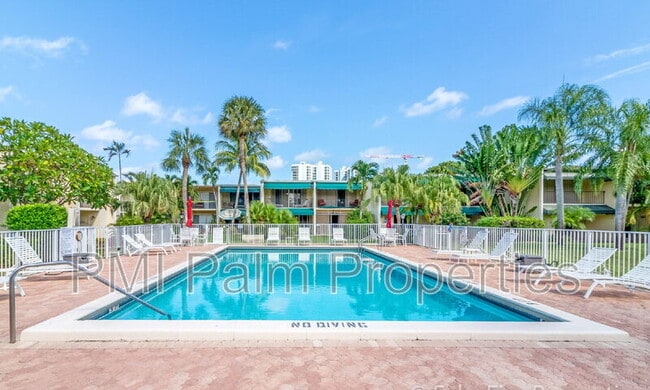 Building Photo - 390 Golfview Rd