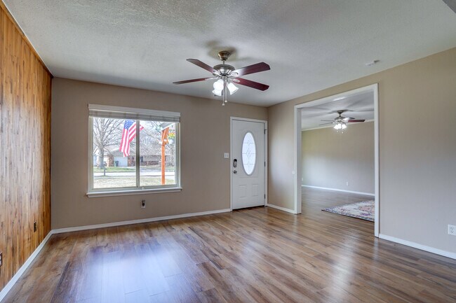 Building Photo - 1906 N Chambers Ter