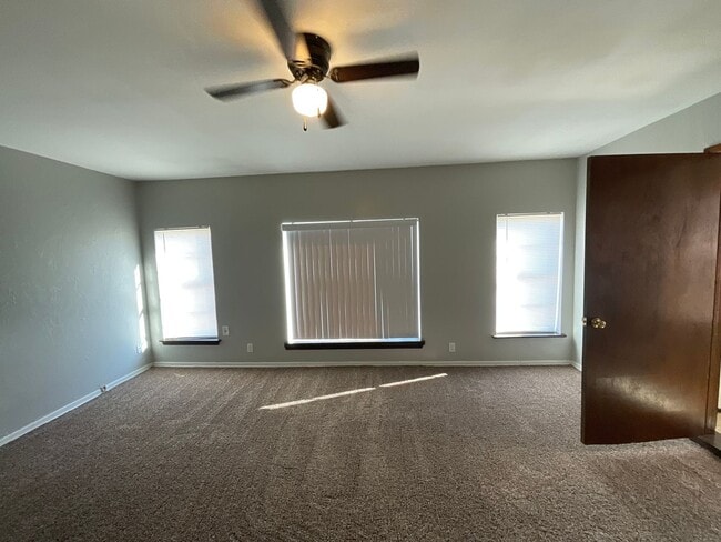 Building Photo - 3 bed. 1.5 bath 2 living areas